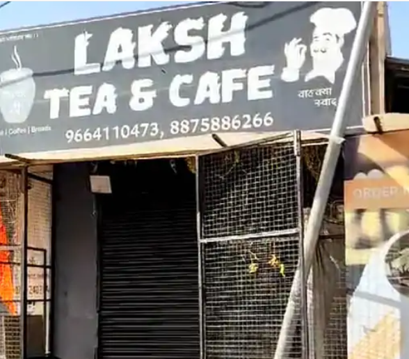 हादसा इस दुकान पर हुआ। दोनों दोस्त इस दुकान में ही रील बना रहे थे।