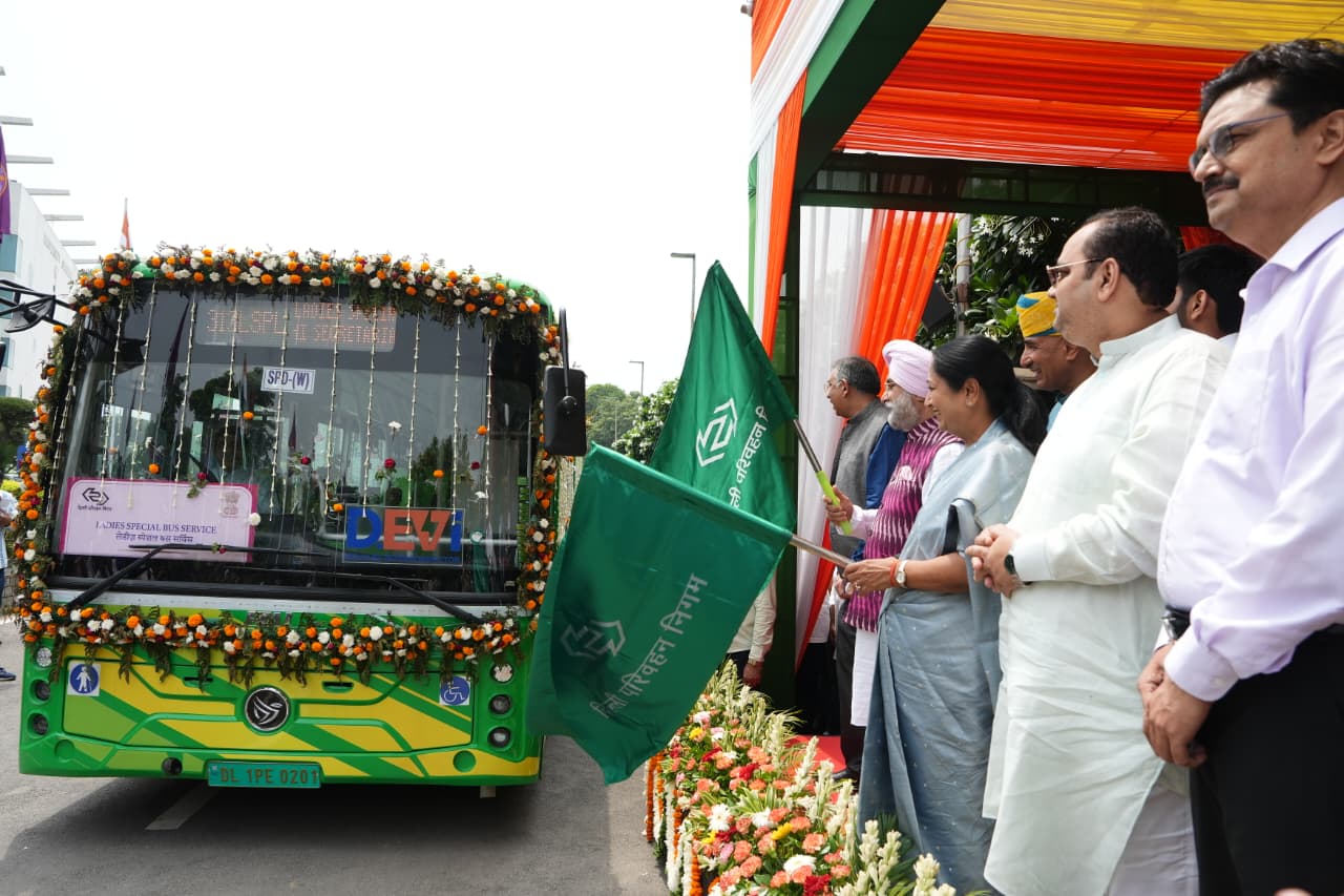 CM rekha gupta gave gift to DTC